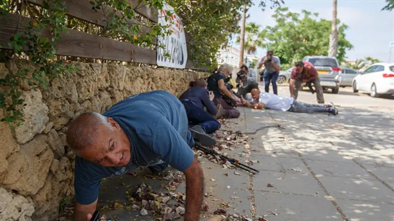 תופסים מחסה בעת מטח ירי לעבר אשקלון. מבצע "שומר החומות"