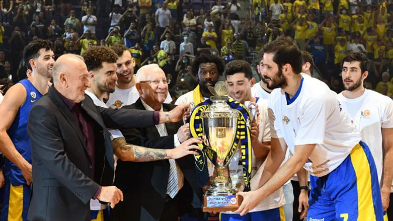 Rivlin awards Basketball State Cup to Maccabi Tel Aviv