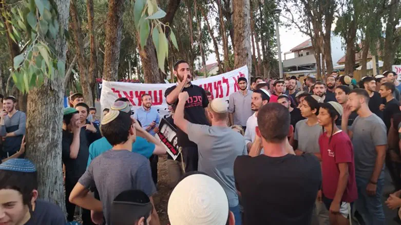 מחאה ליד ביתה של איילת שקד