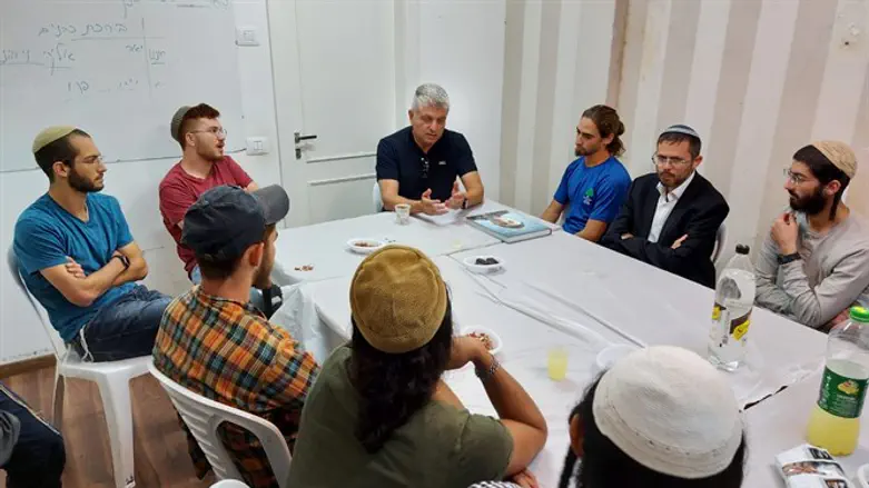 בועז קוקיא עם התלמידים ברמת השרון