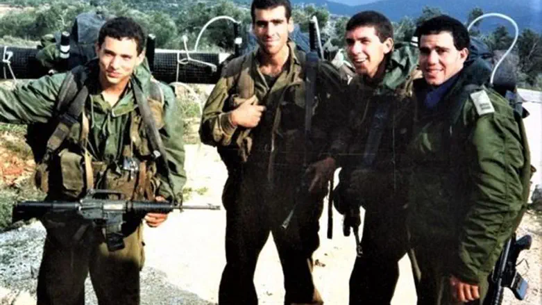 גיורא לוי מצד ימין, נפתלי בנט מצד שמאל