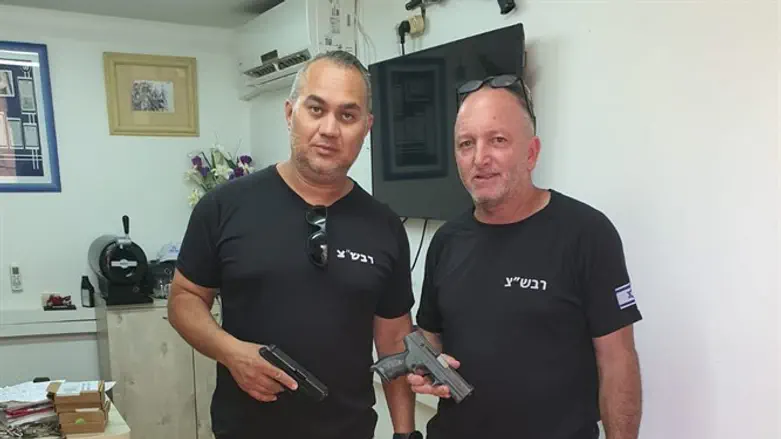 רכזי הביטחון עם האקדחים