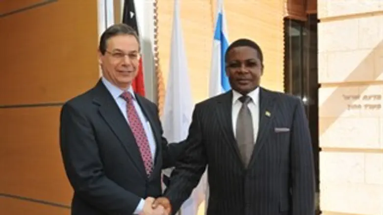 סגן השר אילון עם עמיתו יו"ר פרלמנט קניה