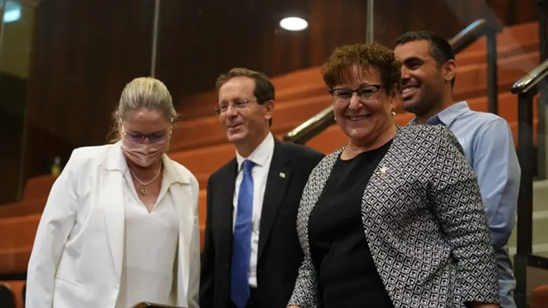 מרים פרץ ויצחק הרצוג ביציע הכנסת