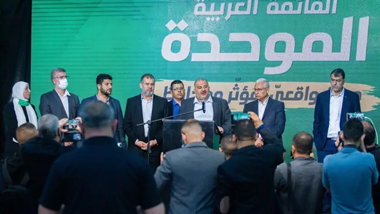 מנסור עבאס בכנס של המפלגה