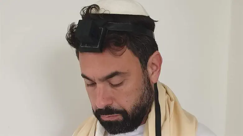 אורי זכי מניח תפילין