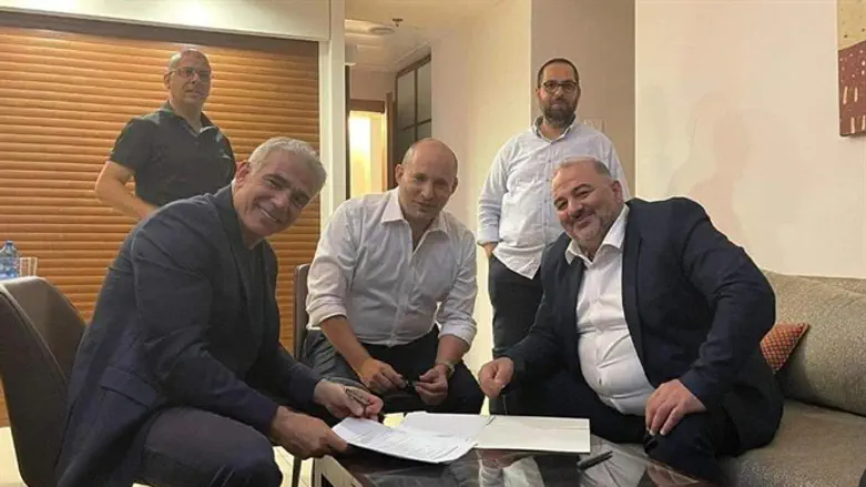 מנסור עבאס חותם עם בנט ולפיד