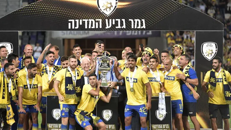 Rivlin presents soccer State Cup to Maccabi Tel Aviv