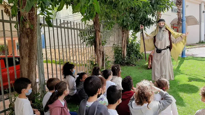 בת שירות לאומי בשיעור לתלמידי בית ספר