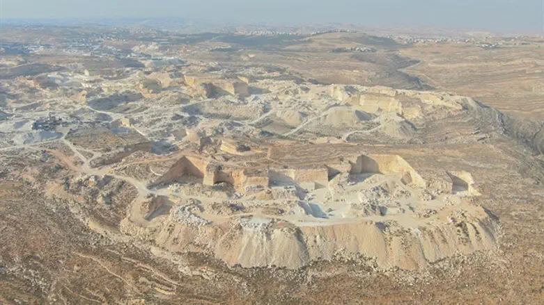 למרות צו בית המשפט לאכוף את החוק, העבודות נמשכות ביתר שאת. מחצבת בית פג'אר