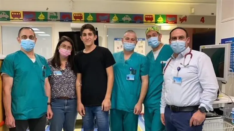 יהונתן עם הצוות שטיפל בו