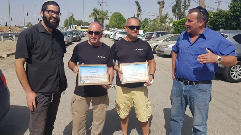  דוסטוב (שני מימין) מקבל תעודת הוקרה מ'רגבים', השבוע