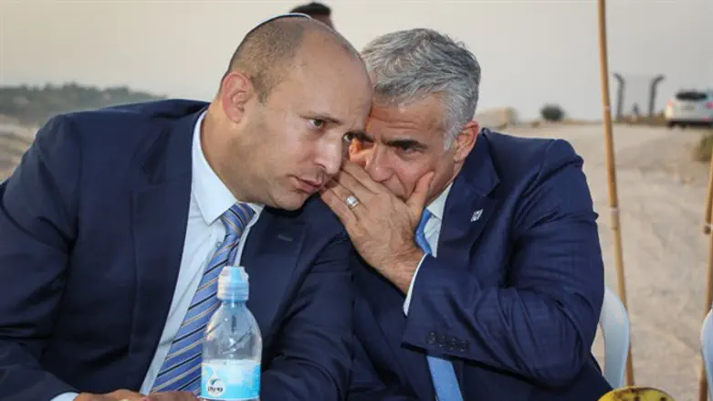 Yair Lapid (r) and Naftali Bennett (l)