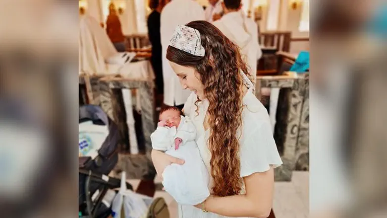 Орит Марк Этингер со своим маленьким сыном