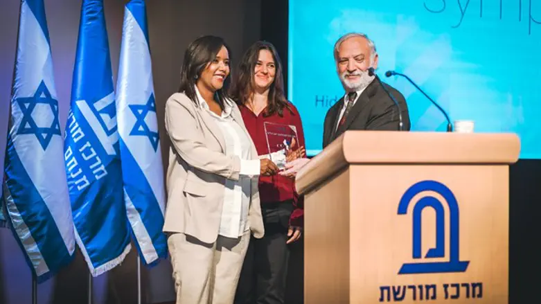 הענקת הפרס לתמנו שטה