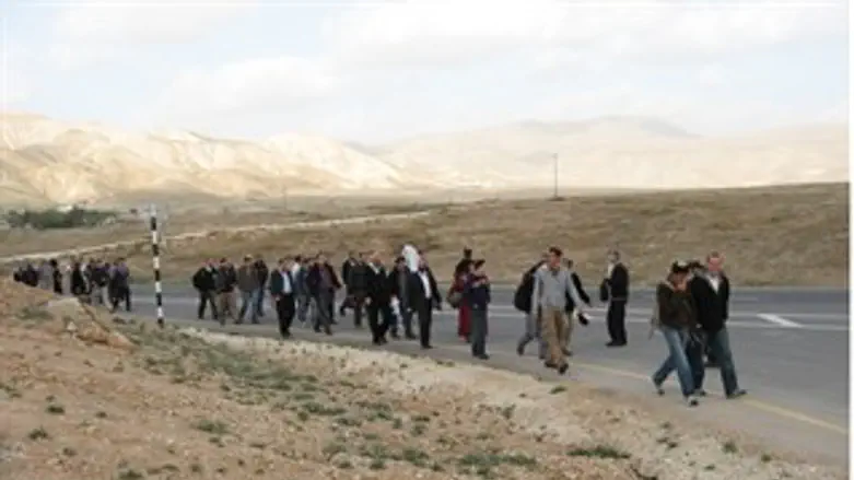 צועדים לבית הכנסת ביריחו