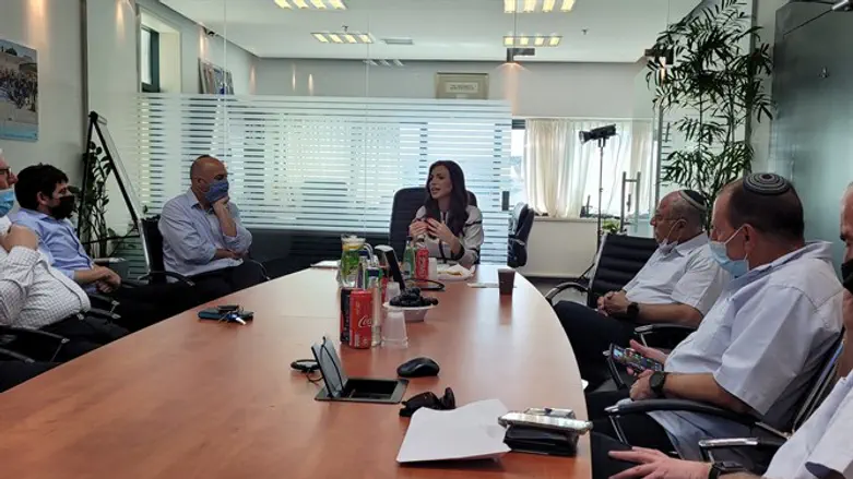 הפגישה בלשכת השרה