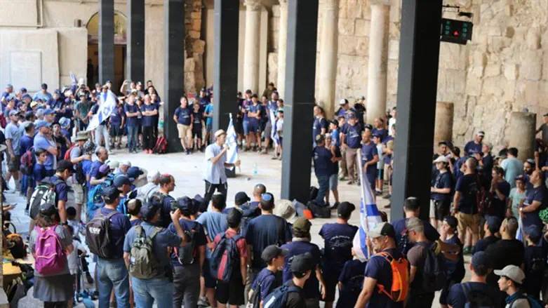 התלמידים והאבות ביציאה למסע