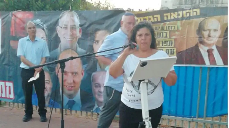 המשפחות השכולות תחת ביתה של עידית סילמן