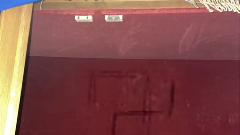 צלב קרס בארון הקודש