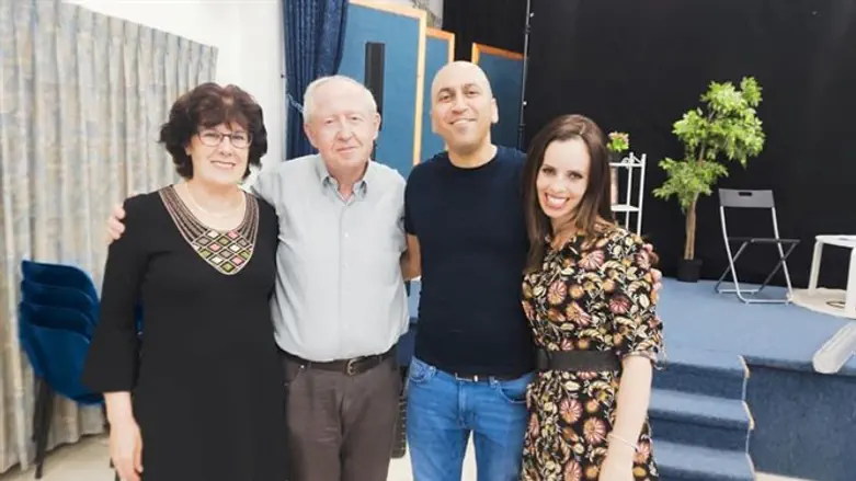 אריה שנורמכר (שני משמאל) עם רעייתו עפרה, לצד ליאור ויעל רבינוביץ