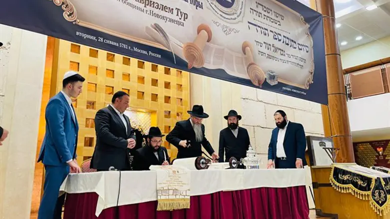 ליד ארון הקודש בבית הכנסת המרכזי "מארינה רושצ'ה"