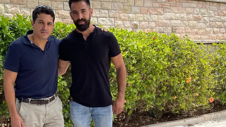 עמיחי שקלי משמאל עם וואסים שבל שאביו נפל בקרב