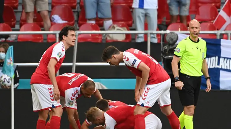 שחקני דנמרק עם חברם שהתמוטט