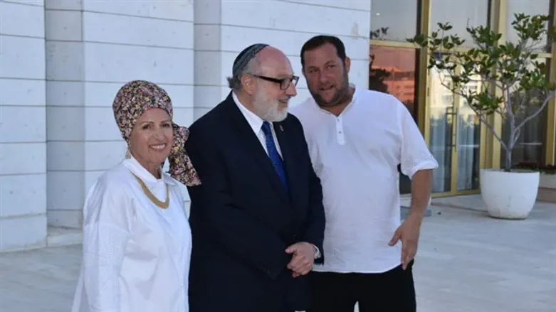 יוסי דגן עם יהונתן ואסתר פולארד