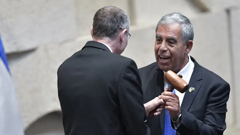 מיקי לוי מקבל את פטיש יושב ראש הכנסת מיריב לוין