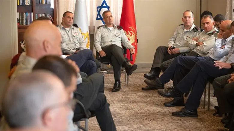 כוכבי עם חברי פורום מטכ"ל