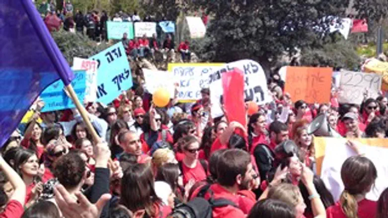 הפגנת העובדים הסוציאליים. הבוקר