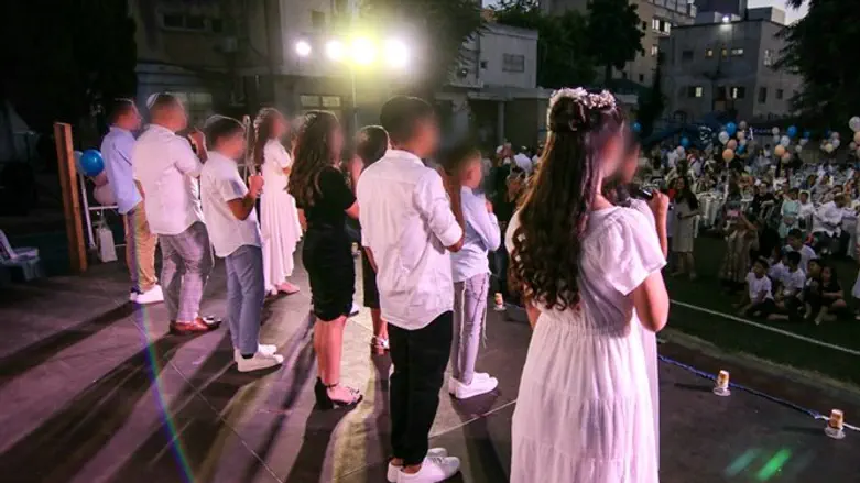 חניכי אמונה אחוזת שרה חוגגים בר ובת מצווה