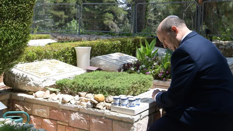 נפתלי בנט בקברו של עמנואל מורנו