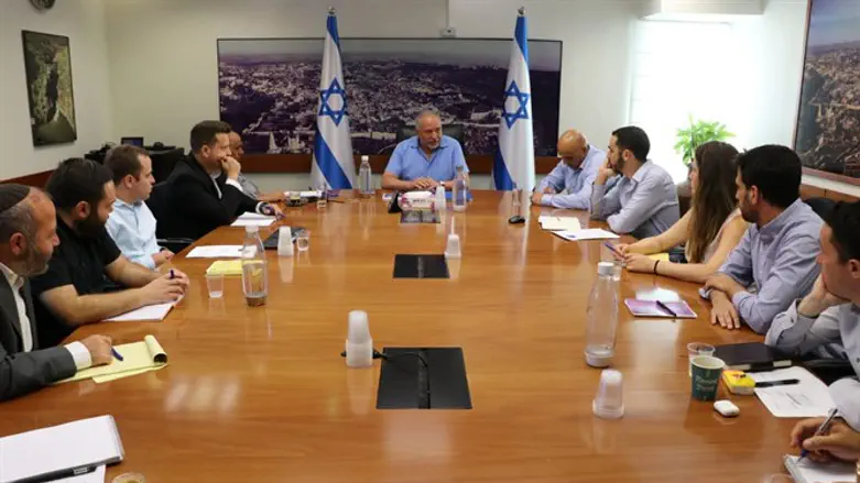 אביגדור ליברמן עם בכירי האוצר