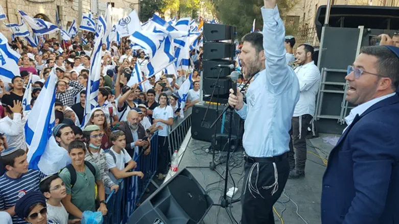 Бецалель Смотрич танцует во время Марша флагов