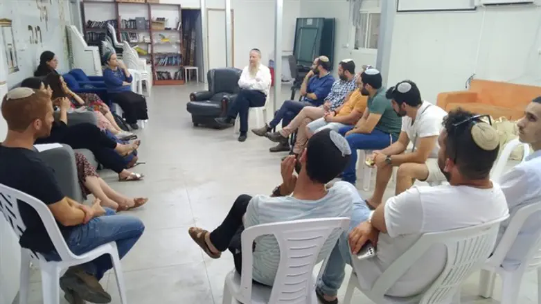 חברי "עוז וענווה" עם הרב איתן שנרב