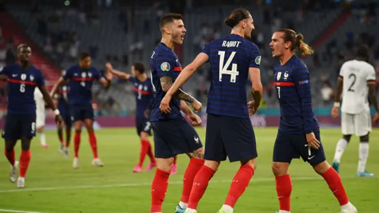 שחקני צרפת חוגגים ניצחון על אלופת העולם לשעבר