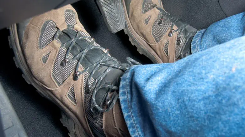 דוושות הגז והברקס גרמו לפגיעה קשה בברכיים