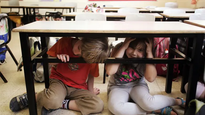 תלמידים תופסים מחסה