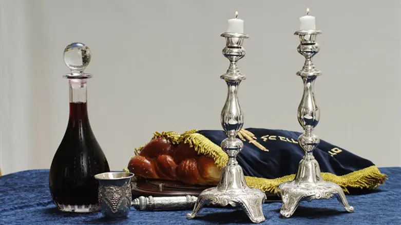 השאלה היא איך משפחה הרוסה פוליטית יכולה לשבת סביב שולחן שבת בלי לפתוח תיק ברווחה.אילוסטרצ'