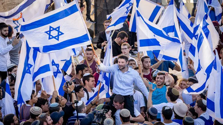 ח"כ סמוטריץ' חוגג במצעד הדגלים