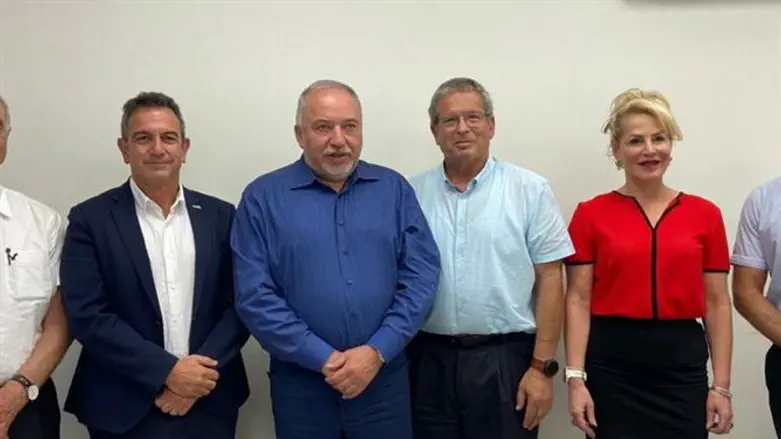 הבכירים עם השר ליברמן