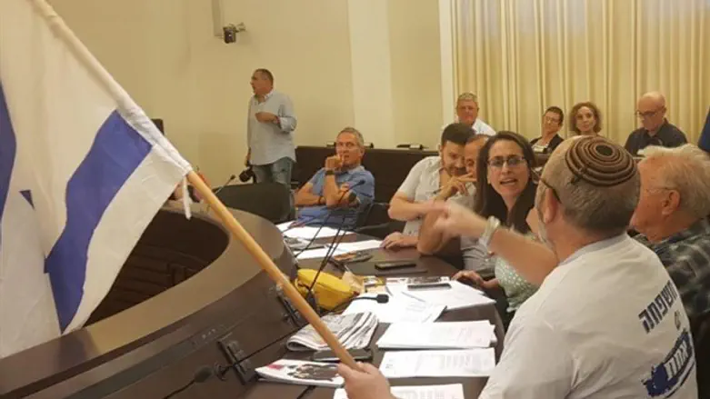 רמתי והדגל בישיבת המועצה