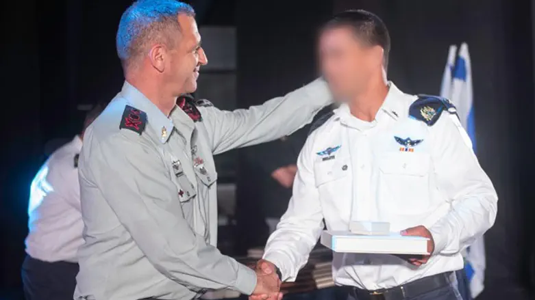 הרמטכ"ל מעניק את האותות