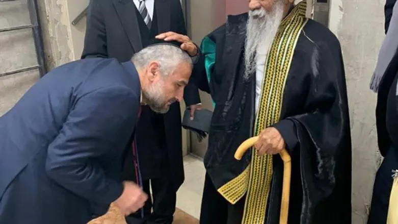 מתברך על ידי מנהיג הקהילה