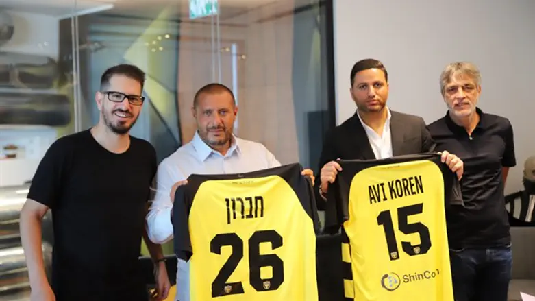 אוחנה וחוגג עם ראשי החברה