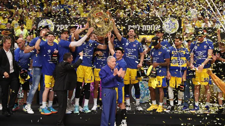 שחקני מכבי עם צלחת האליפות