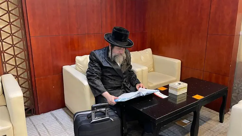 האדמו"ר בלימוד דף היומי לפני טיסה פנימית בסין