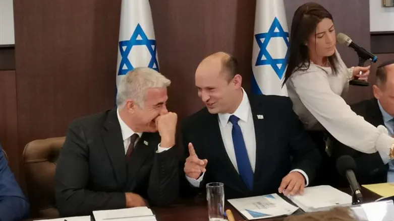 בנט ולפיד בישיבת הממשלה הראשונה